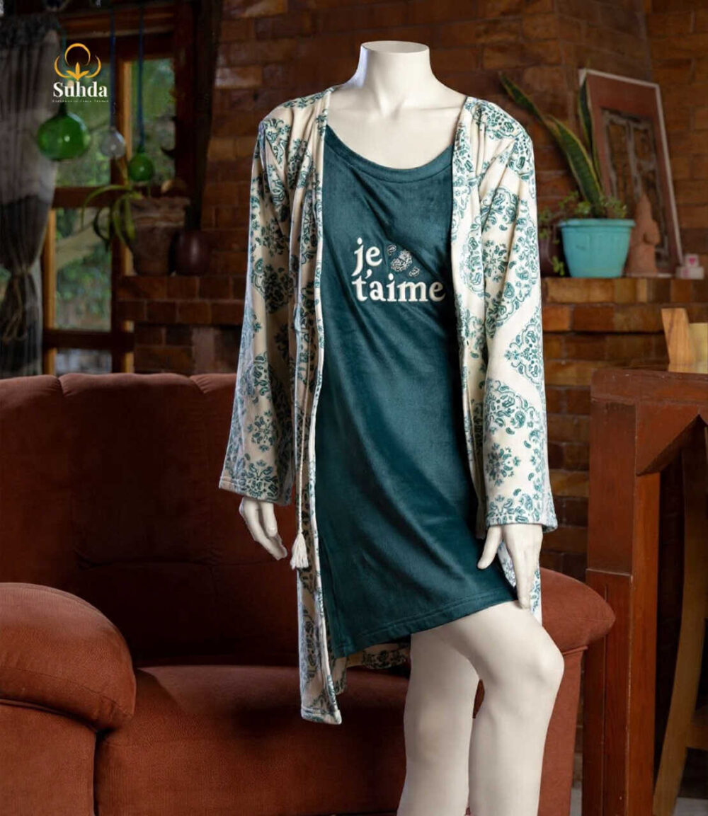 طقم نوم نسائي مخملي يتكون من فستان كتّ بترولي اللون مع روب طويل أبيض مزخرف بنقوش خضراء.