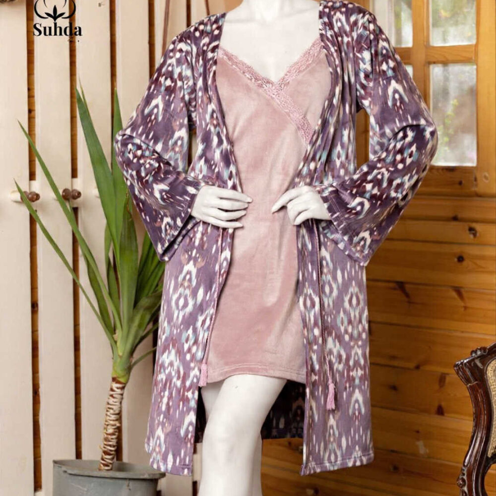 طقم نوم نسائي مكوّن من فستان مخملي قصير بلون موف مع روب طويل مطبوع بنقشة متعددة الألوان.