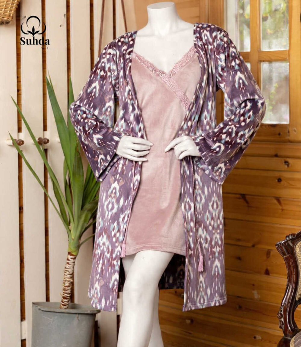 طقم نوم نسائي مكوّن من فستان مخملي قصير بلون موف مع روب طويل مطبوع بنقشة متعددة الألوان.