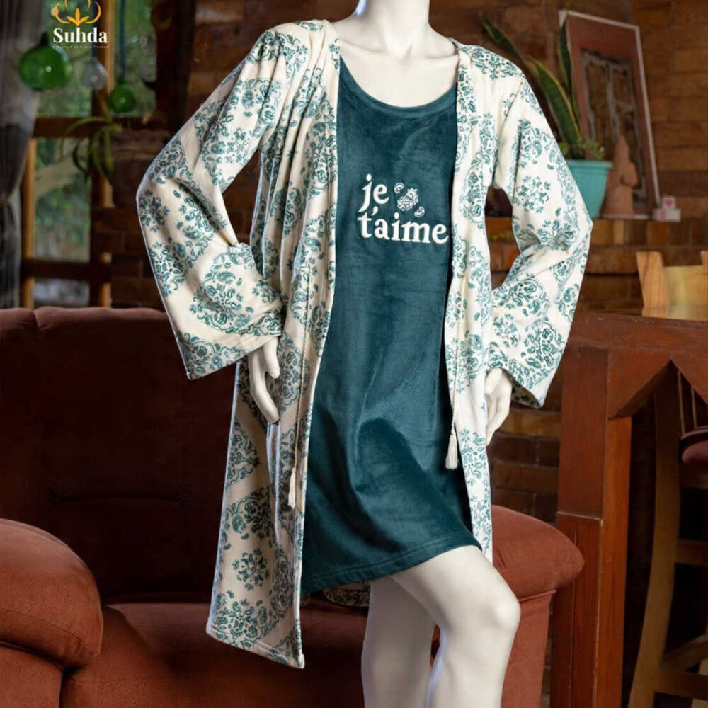 طقم نوم نسائي مخملي يتكون من فستان كتّ بترولي اللون مع روب طويل أبيض مزخرف بنقوش خضراء.