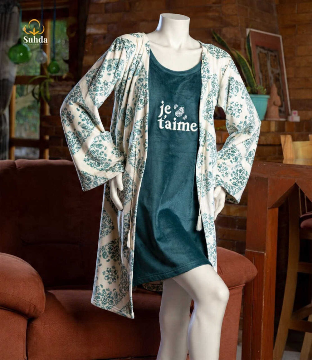 طقم نوم نسائي مخملي يتكون من فستان كتّ بترولي اللون مع روب طويل أبيض مزخرف بنقوش خضراء.