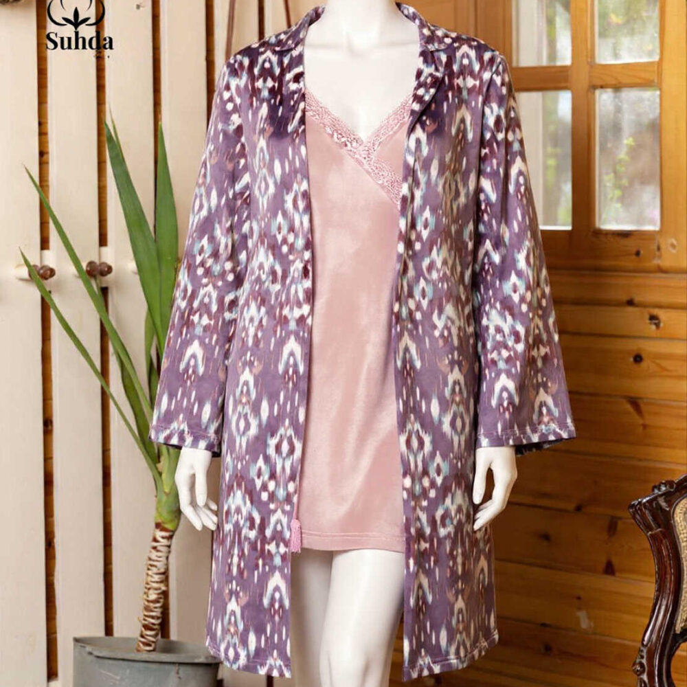 طقم نوم نسائي مكوّن من فستان مخملي قصير بلون موف مع روب طويل مطبوع بنقشة متعددة الألوان.