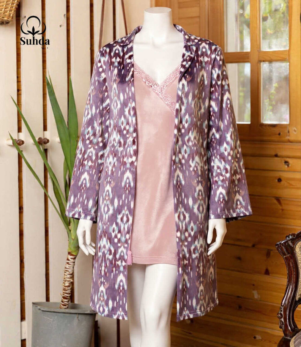 طقم نوم نسائي مكوّن من فستان مخملي قصير بلون موف مع روب طويل مطبوع بنقشة متعددة الألوان.