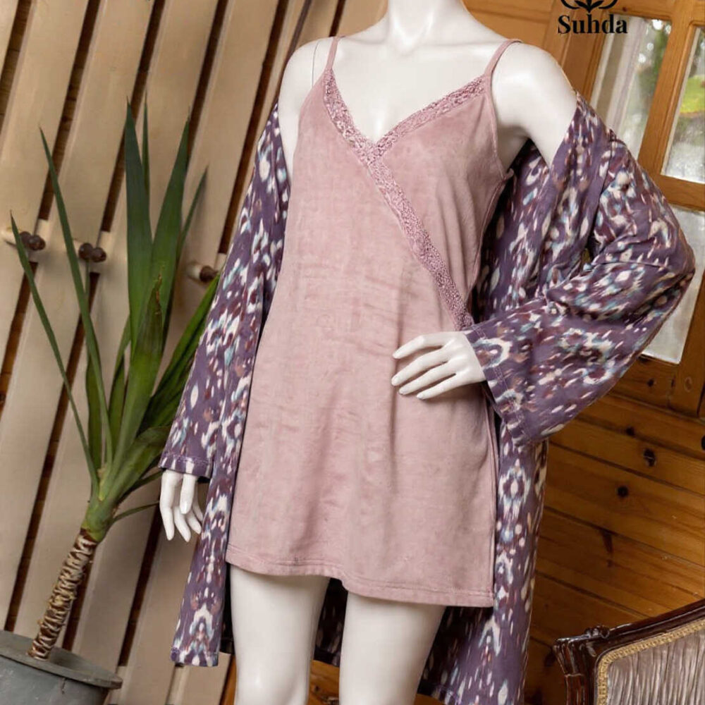 طقم نوم نسائي مكوّن من فستان مخملي قصير بلون موف مع روب طويل مطبوع بنقشة متعددة الألوان.