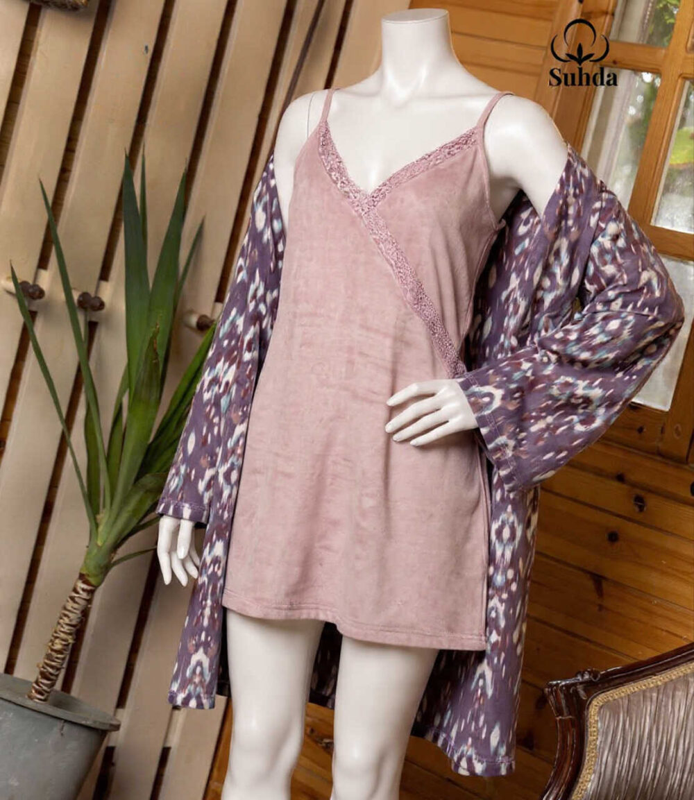 طقم نوم نسائي مكوّن من فستان مخملي قصير بلون موف مع روب طويل مطبوع بنقشة متعددة الألوان.