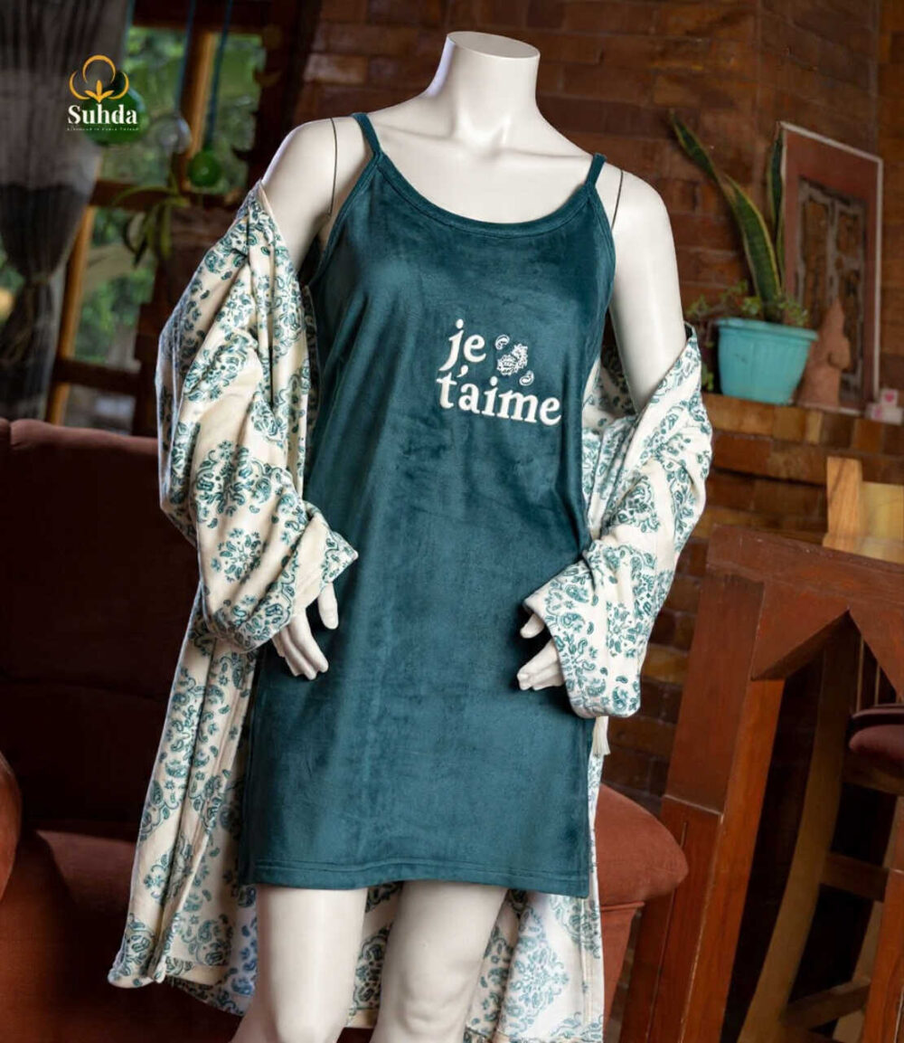 طقم نوم نسائي مخملي يتكون من فستان كتّ بترولي اللون مع روب طويل أبيض مزخرف بنقوش خضراء.