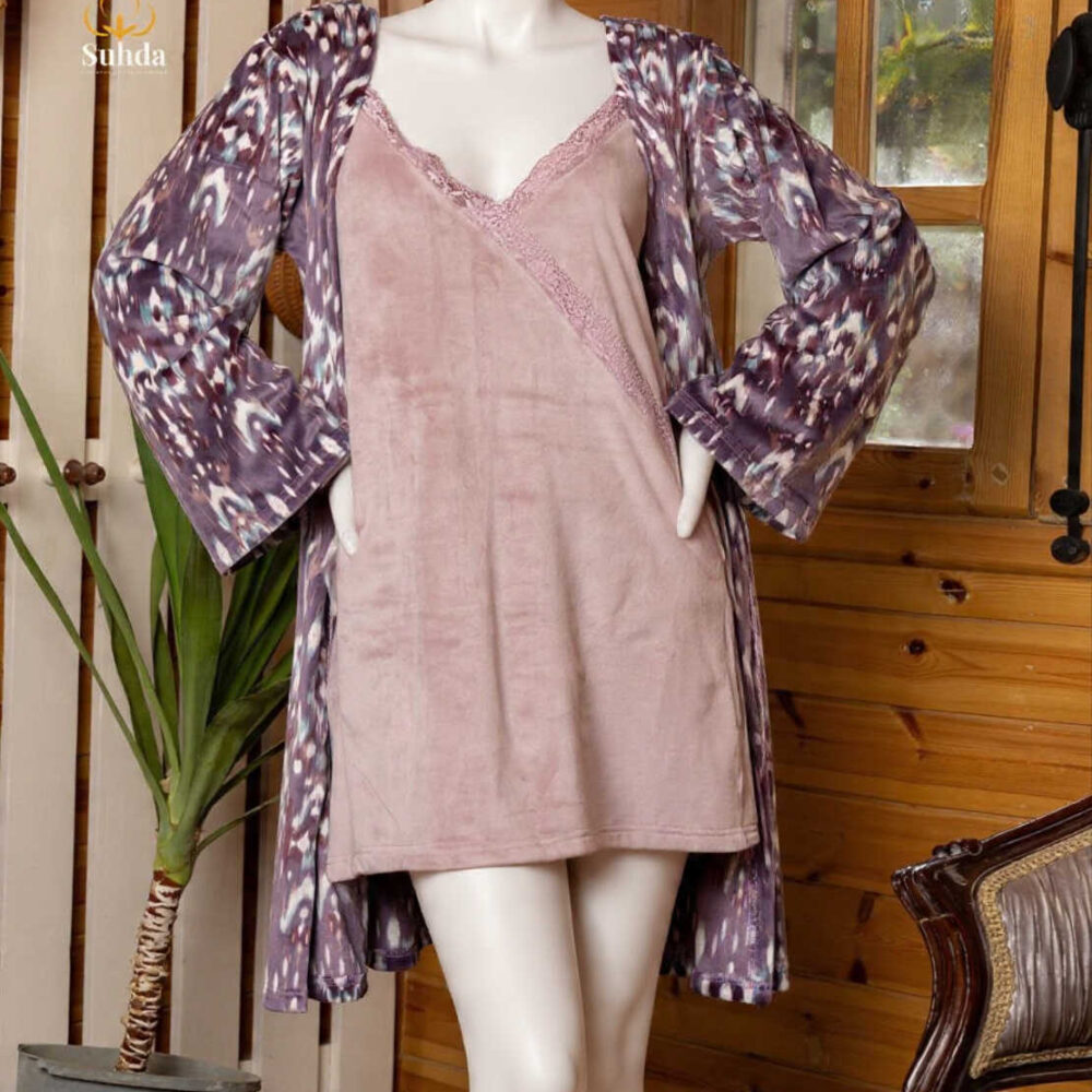 طقم نوم نسائي مكوّن من فستان مخملي قصير بلون موف مع روب طويل مطبوع بنقشة متعددة الألوان.