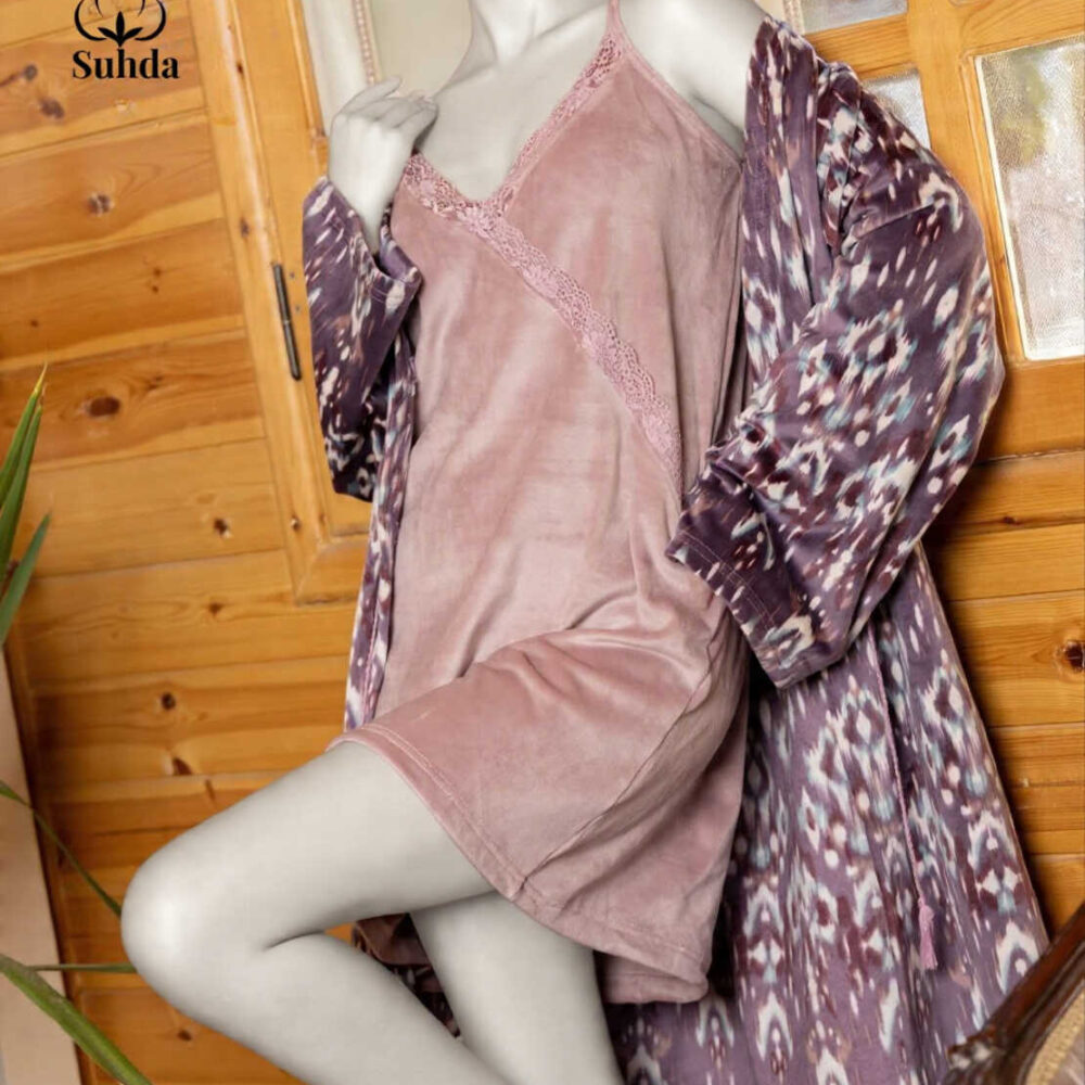 طقم نوم نسائي مكوّن من فستان مخملي قصير بلون موف مع روب طويل مطبوع بنقشة متعددة الألوان.