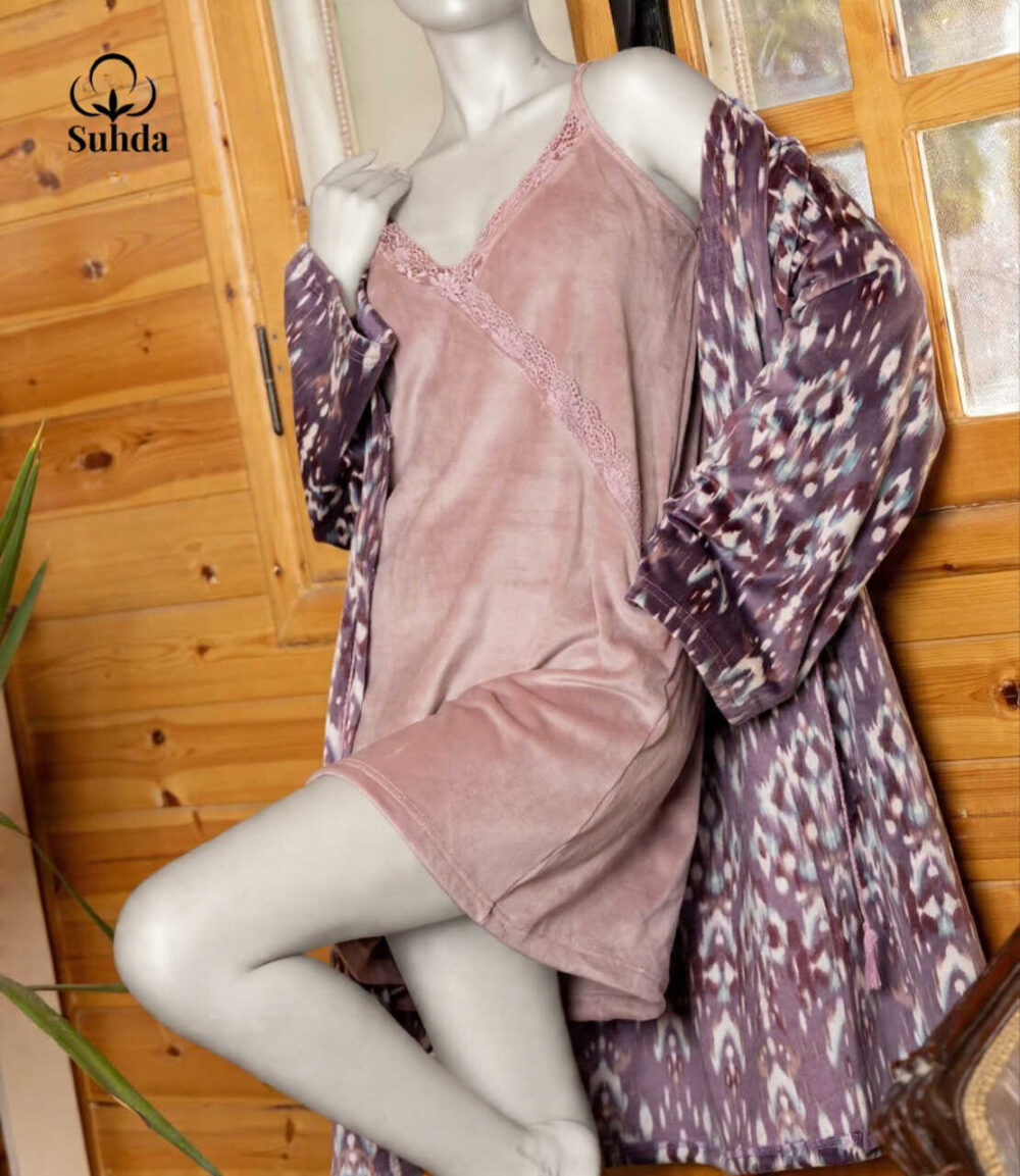 طقم نوم نسائي مكوّن من فستان مخملي قصير بلون موف مع روب طويل مطبوع بنقشة متعددة الألوان.