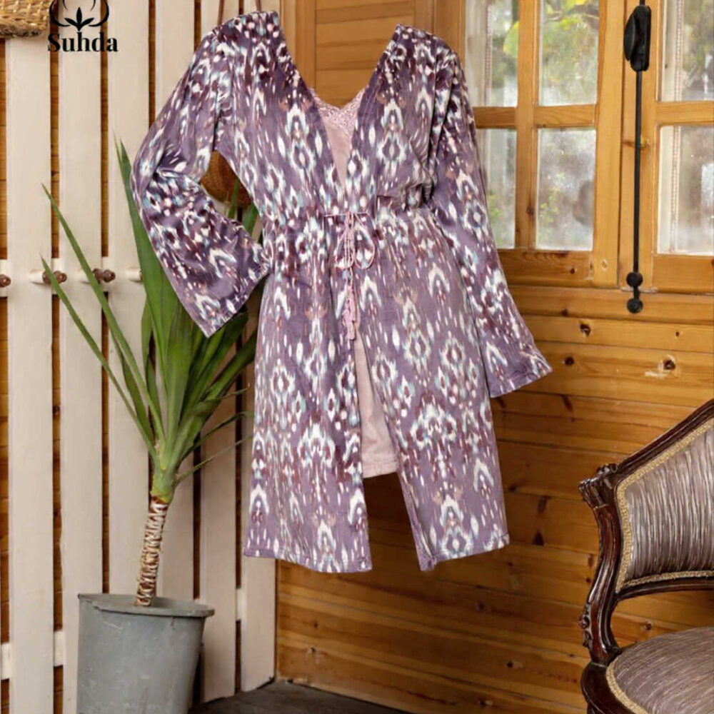 طقم نعومة الليل – فستان مخملي مع روب مطبوع