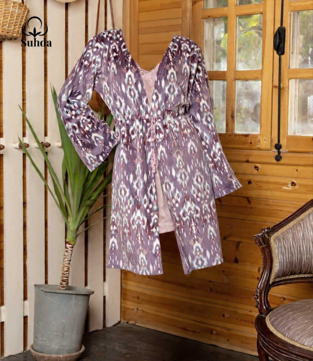 طقم نعومة الليل – فستان مخملي مع روب مطبوع