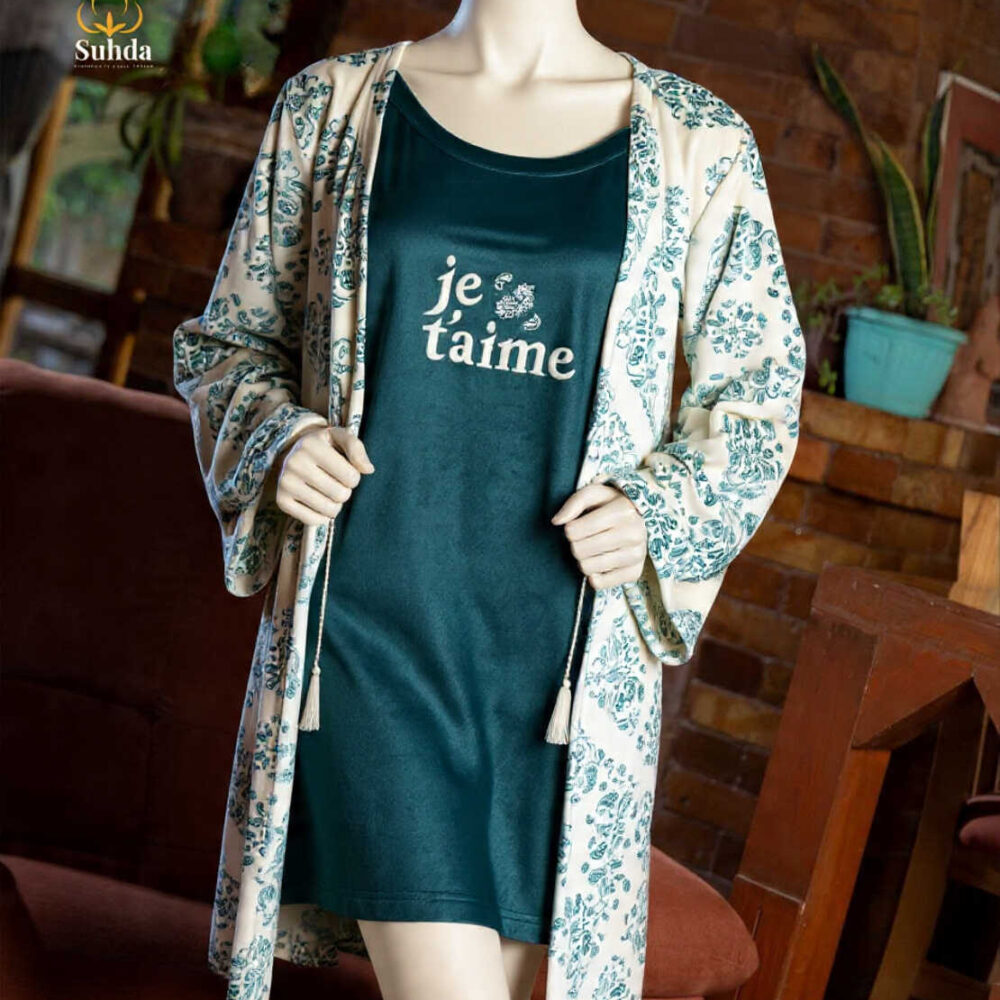 طقم نوم نسائي مخملي يتكون من فستان كتّ بترولي اللون مع روب طويل أبيض مزخرف بنقوش خضراء.